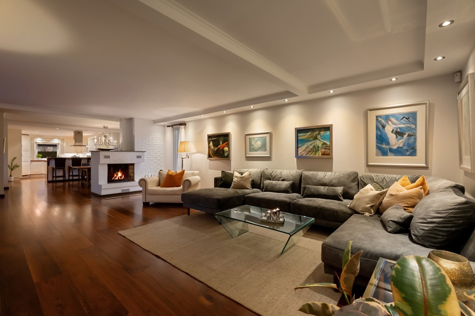 Boligen har en romslig planløsning med tre soverom på ett plan og store oppholdsrom Galleribilde