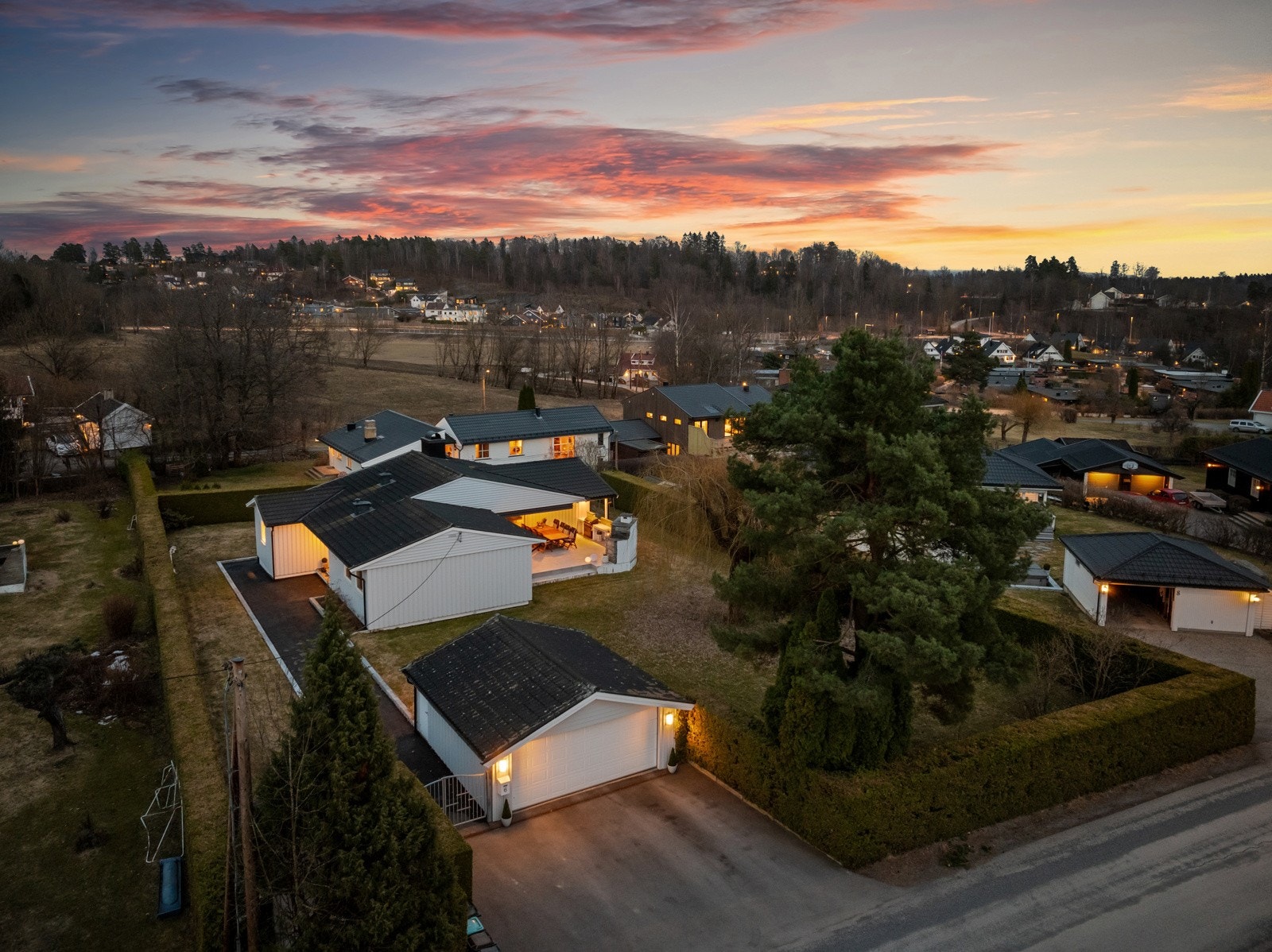 Huset har en svært innbydende gårdsplass med dobbelgarasje, stor uteplass og en flott hage med god boltringsplass Galleribilde