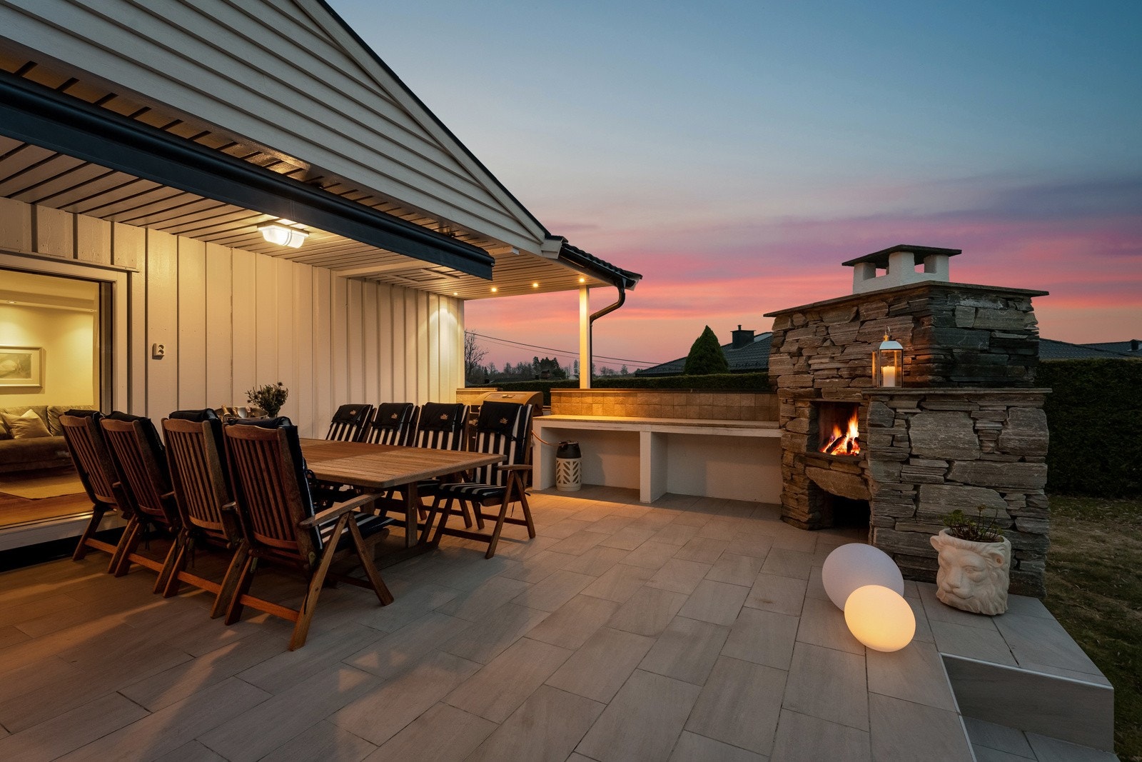 Her er det også en flott peis her som kommer godt med på sene sommerkvelder Galleribilde