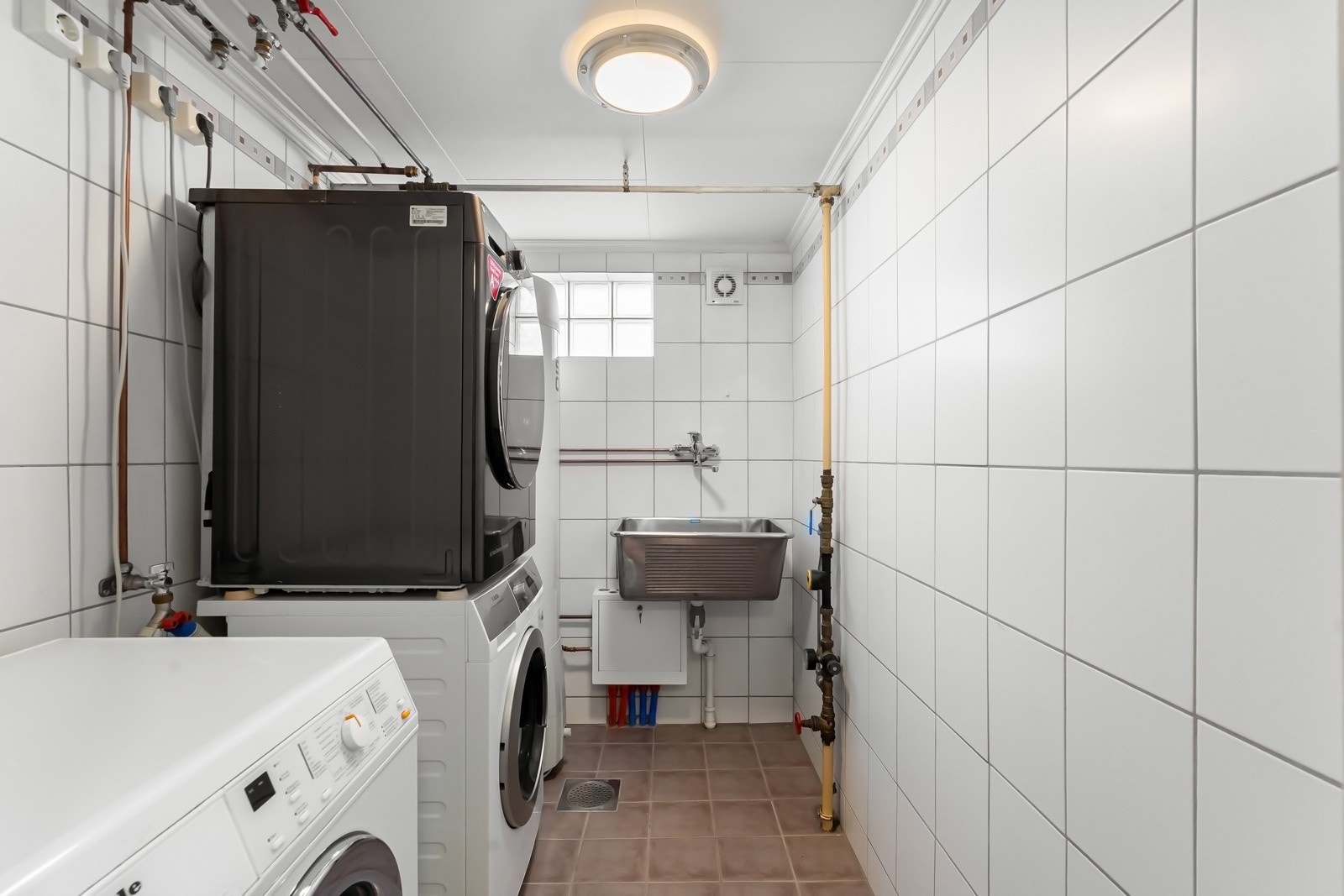 Vaskerommet er utstyrt med utslagsvask, opplegg for vaskemaskin og tørketrommel, samt ny varmtvannsbereder fra 2025 Galleribilde