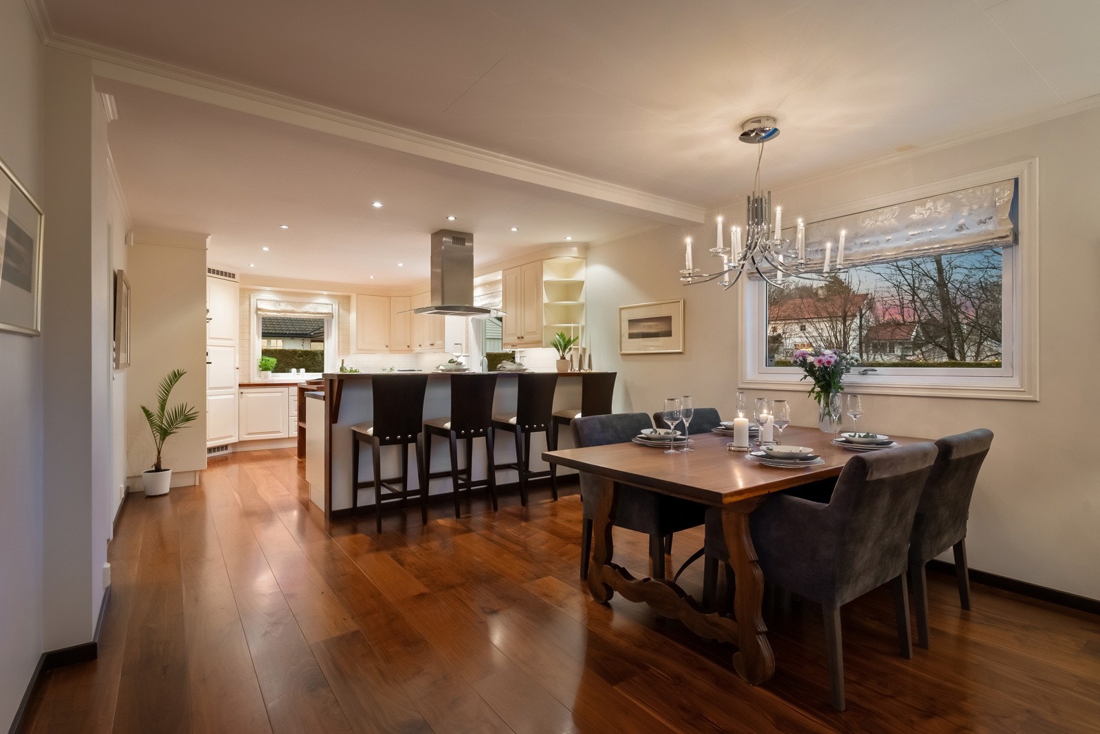 Spisestuen ligger plassert mellom kjøkkenet og stuen og lager et naturlig skille Galleribilde