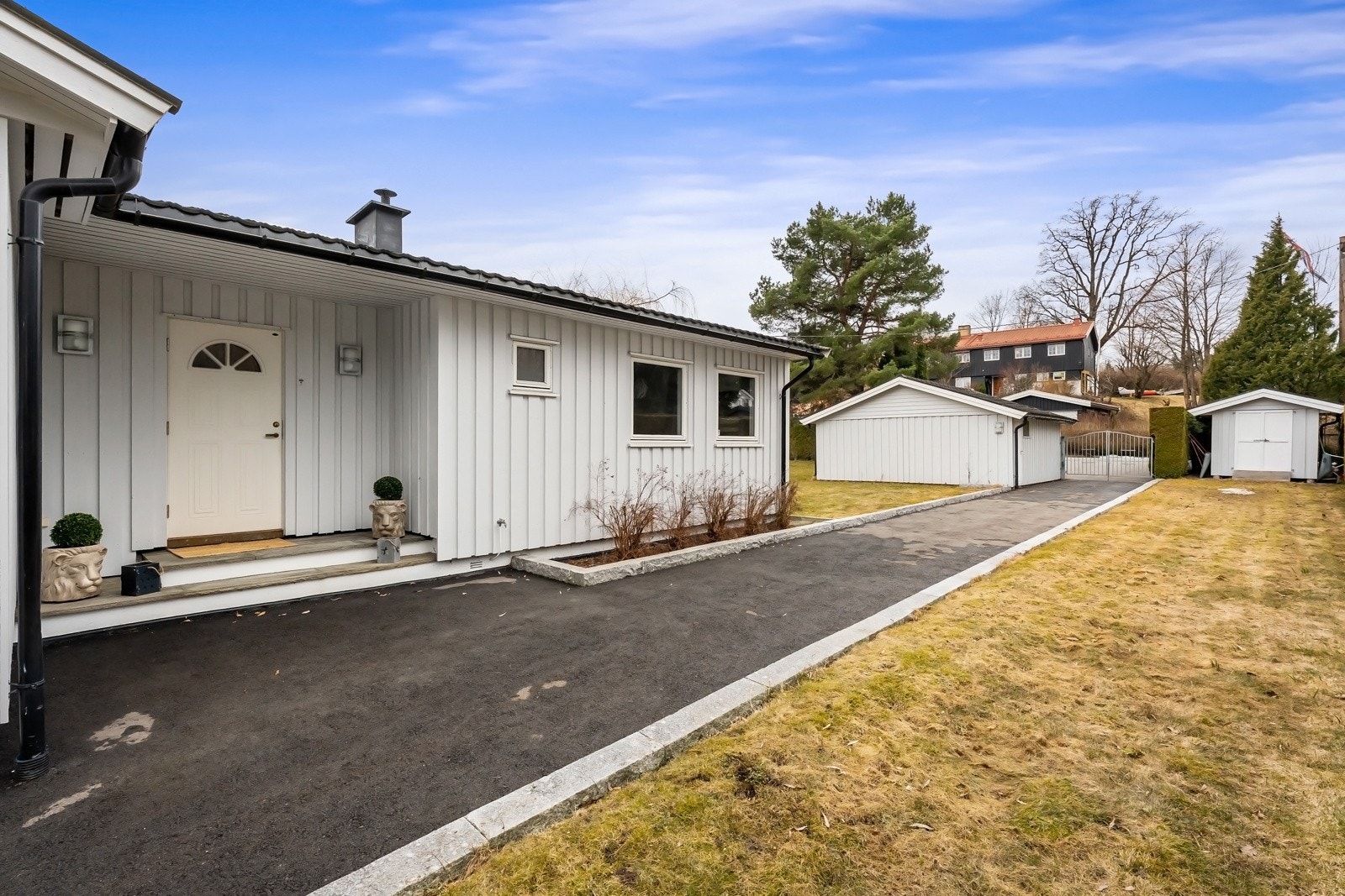 Adkomsten inn til huset fikk ny asfalt i 2023 Galleribilde