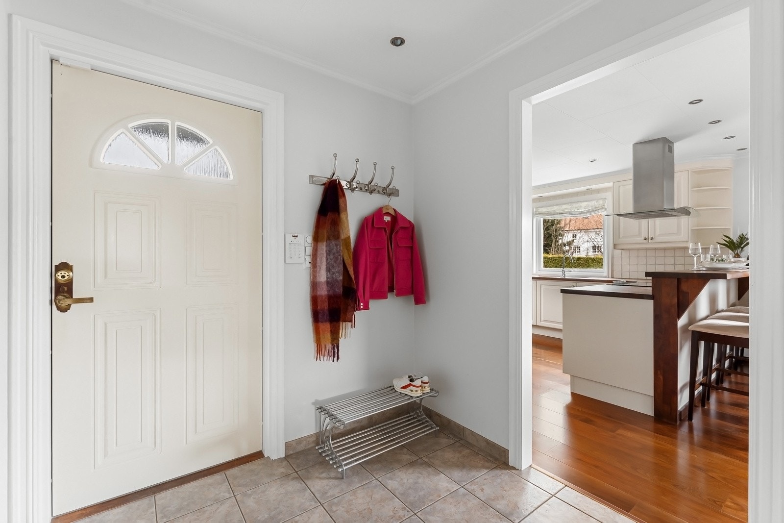 Entréen har flislagt gulv med varmekabler og gode lagringsmuligheter Galleribilde