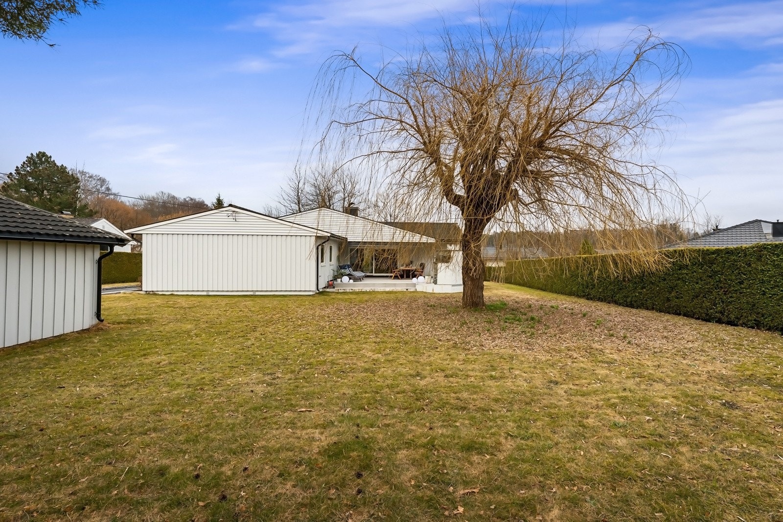 Hagen omkranser huset og er inngjæret, perfekt for små barn og hunder Galleribilde