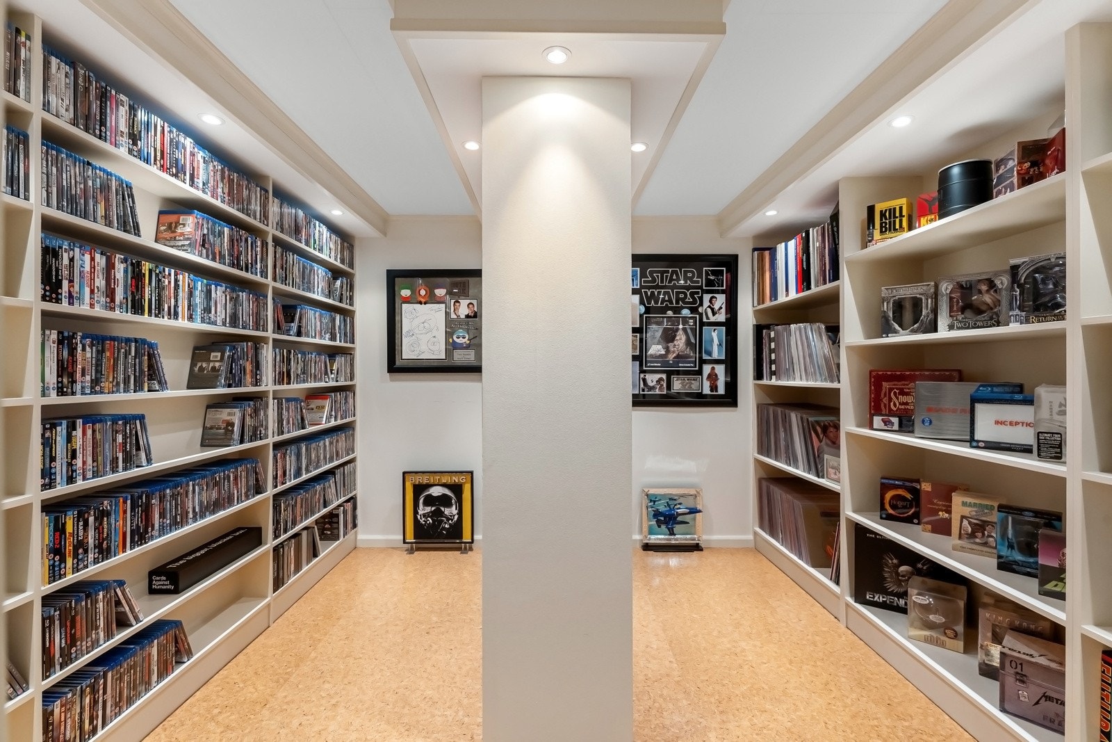 I kjelleren er det montert et flott hyllesystem med downlights Galleribilde