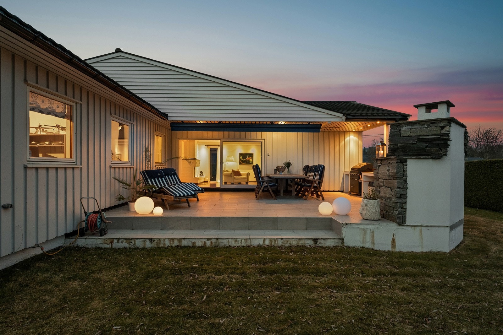 Her er det god plass til både utemøbler og solsenger, og området har svært gode solforhold Galleribilde