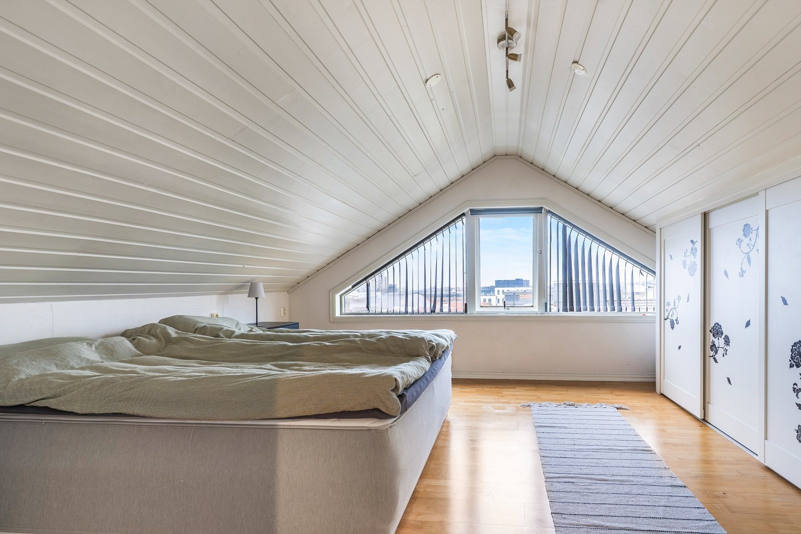 Soverom nr. 1 i loftsetasjen - innredet med skyvedørsgarderobe Galleribilde