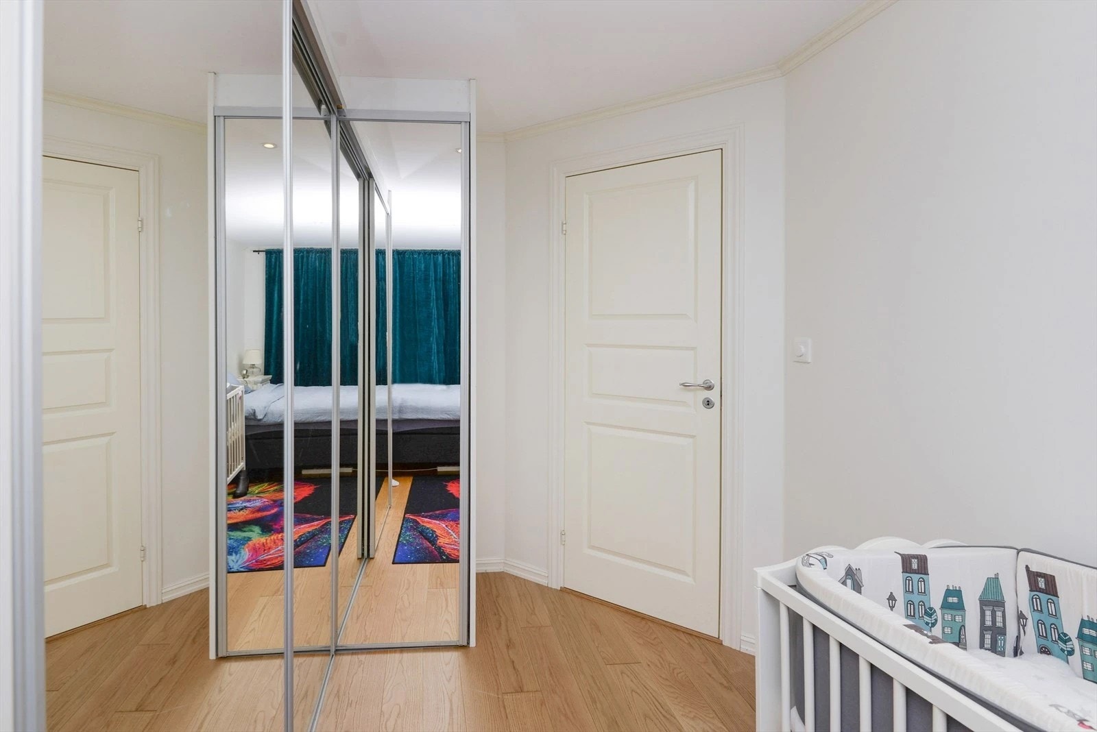 Soverom nr. 1 er innredet med skyvedørsgarderobe Galleribilde