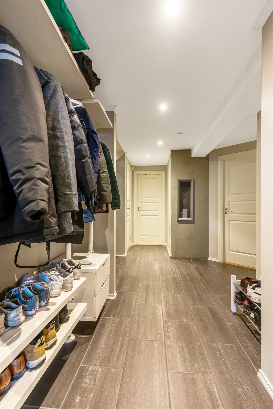 Oppheng til yttertøy og downlights i tak Galleribilde
