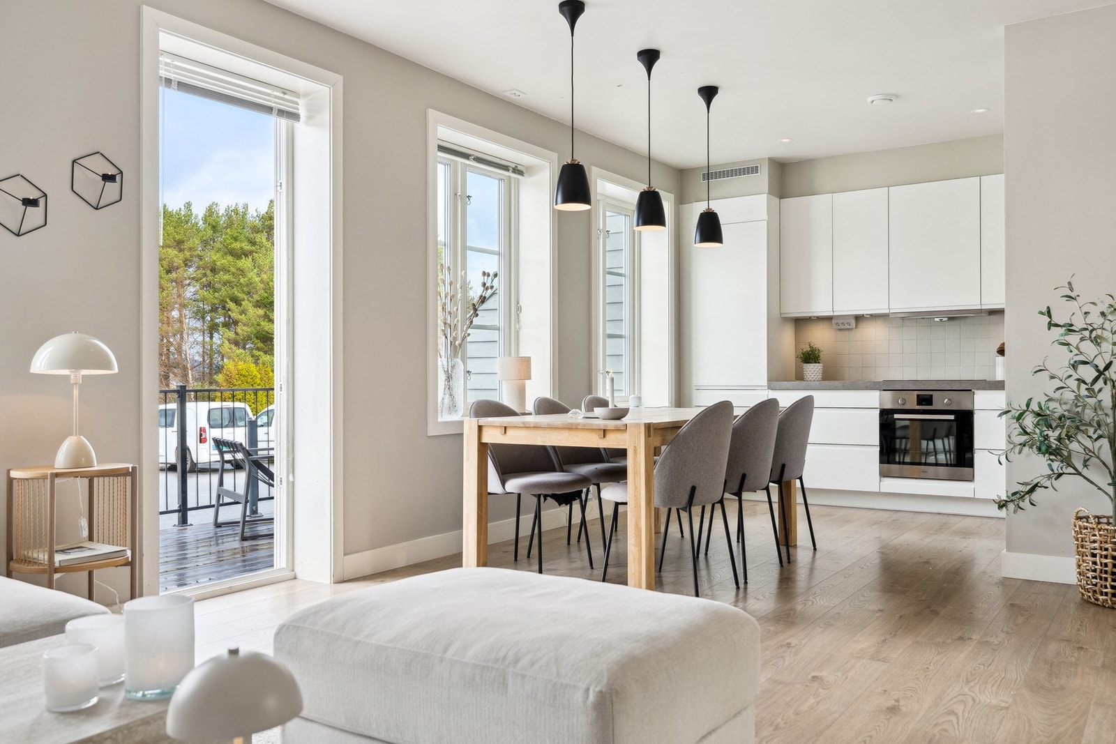 Fra stuen er det utgang til en terrasse på ca. 14 m2 Galleribilde