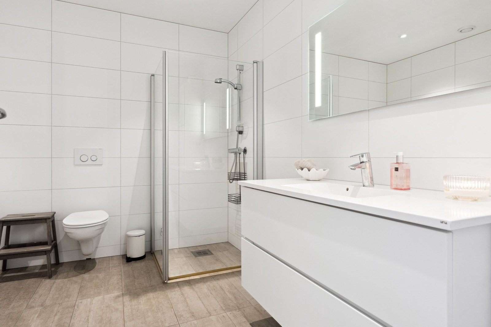 Badet er flislagt og har gulvvarme Galleribilde