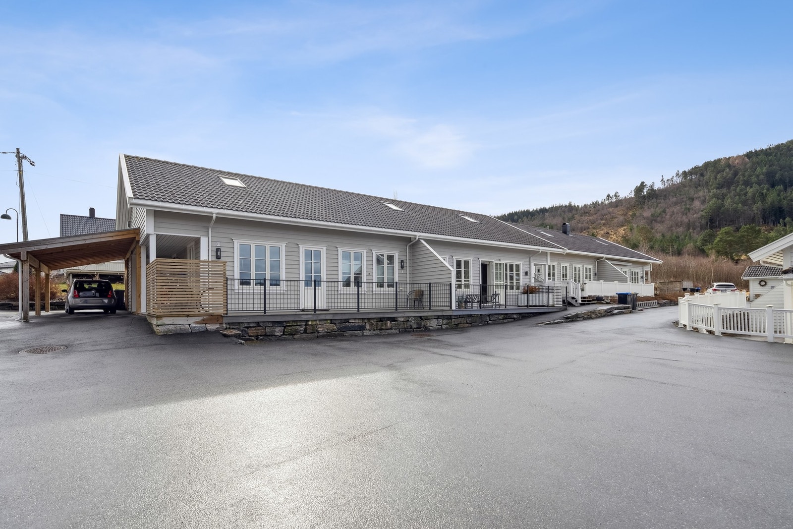 Boligen ligger i et populært boligfelt med kort og trygg vei til barnehage, skole og sentrum. Fine turstier har man også like ved Galleribilde