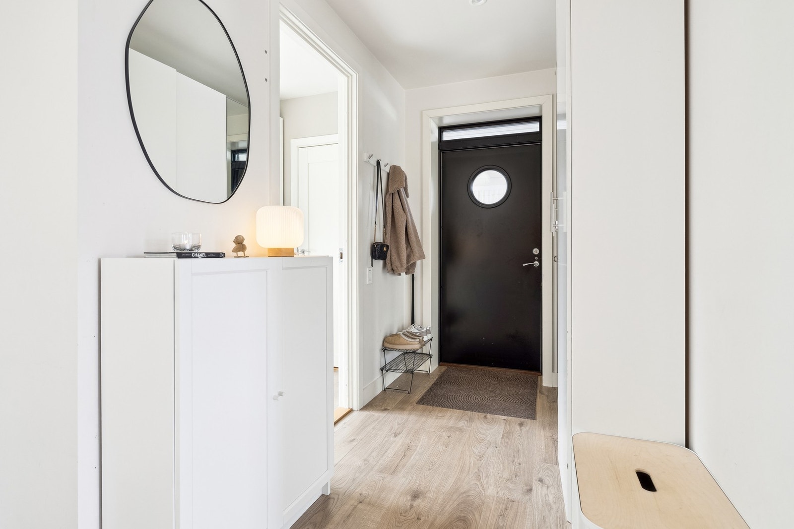 Entré. Det er vannbåren varme i alle rom i 1. etasje Galleribilde
