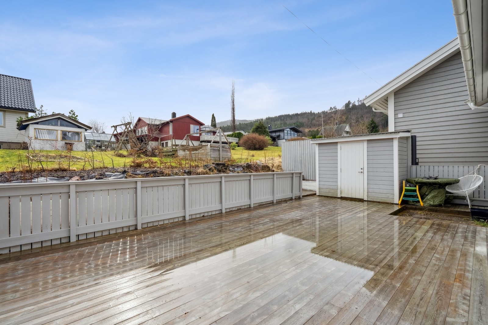 Stor terrasse på ca. 39 m2 med utebod Galleribilde