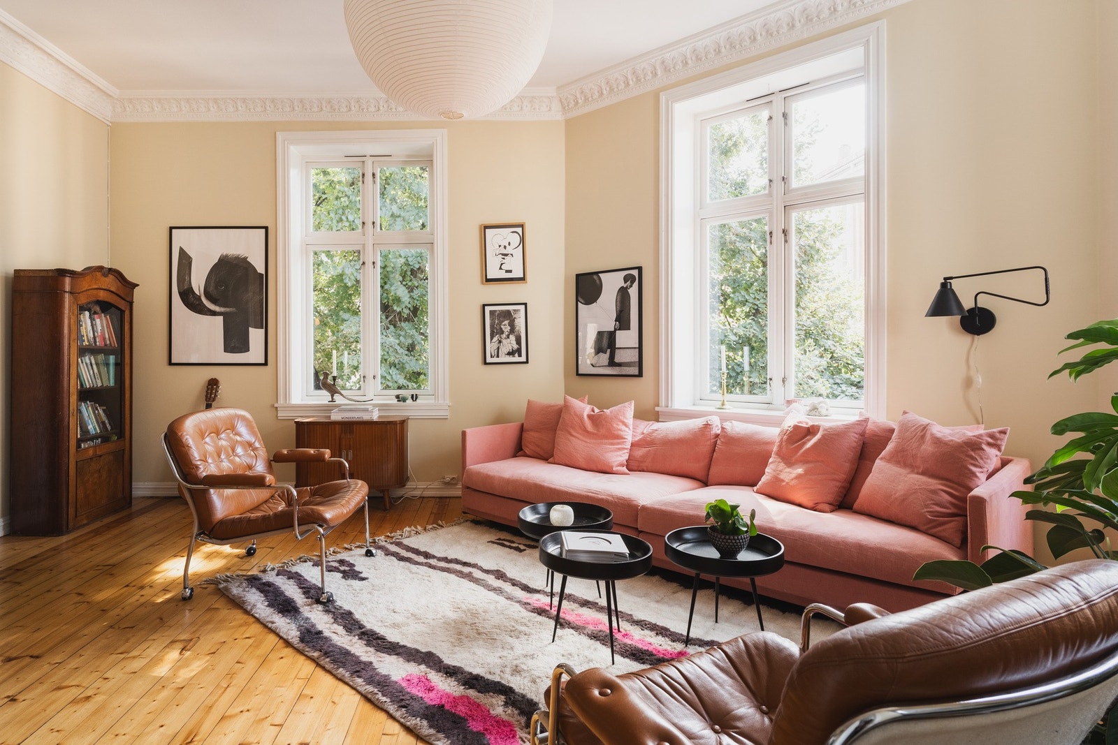 God plass til å innrede med sjeselong, salongbord, vitrineskap og annet ønsket møblement. Galleribilde