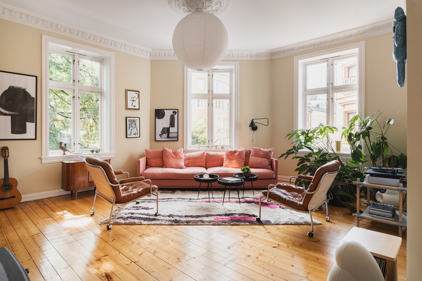 En svært sjarmerende og klassisk 4-roms hjørneleilighet beliggende i en rolig miljøgate på Grünerløkka! Galleribilde