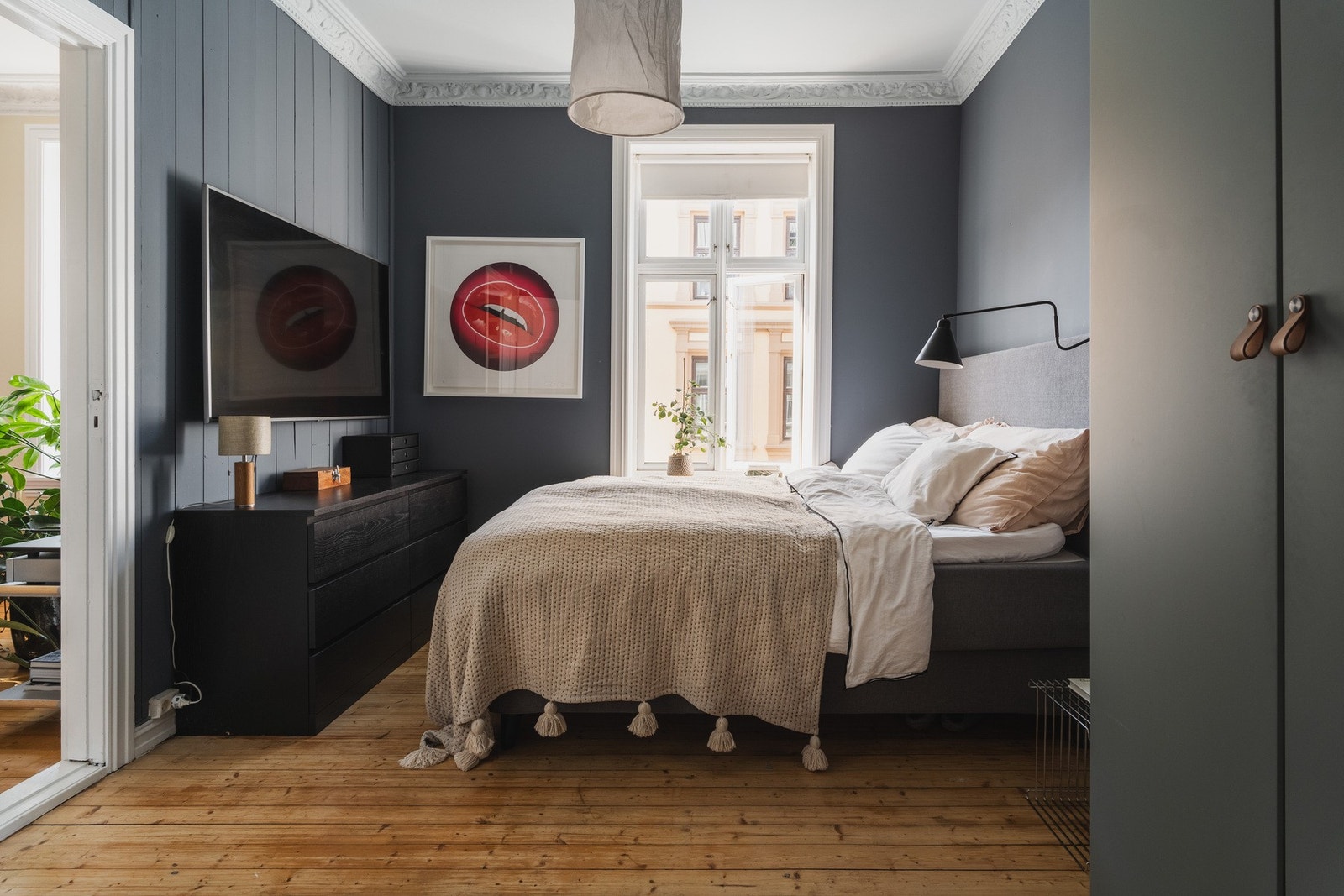 Hovedsoverommet har store vindusflater som gir godt med lys til rommet. Galleribilde