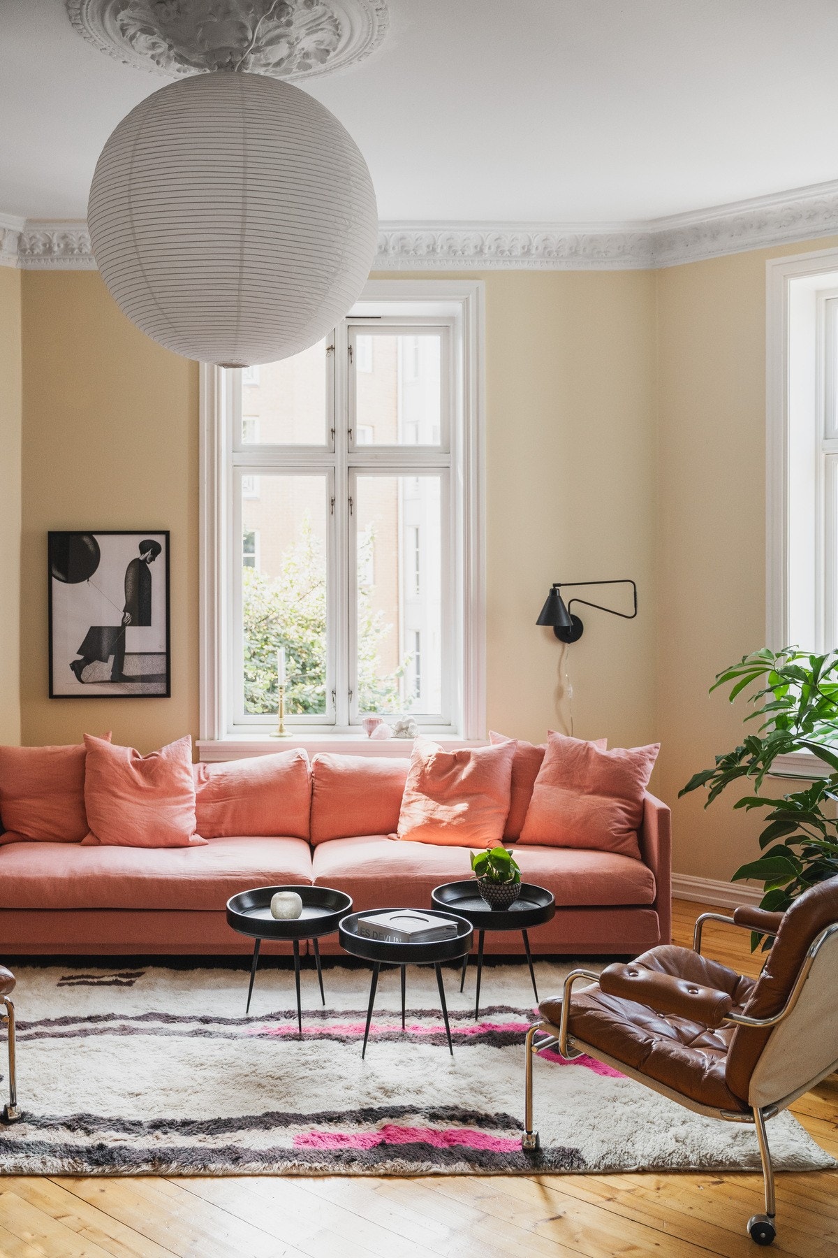 Stuen fremstår som et flott rom hvor det er hyggelig å være samlet eller sette seg i godstolen foran vedovnen. Galleribilde