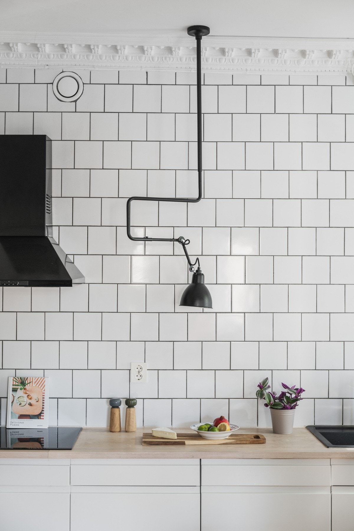 Bak kjøkkenbenken er det fliser som dekker hele veggen, mens veggen mot gaten har originalt panel. Galleribilde