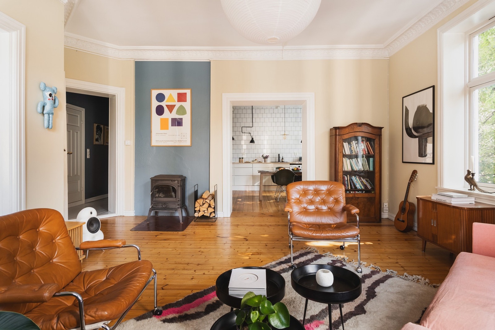 Herlig hjørnestue med flott Dovre vedovn som gir god varme på de litt kjøligere kveldene. Galleribilde