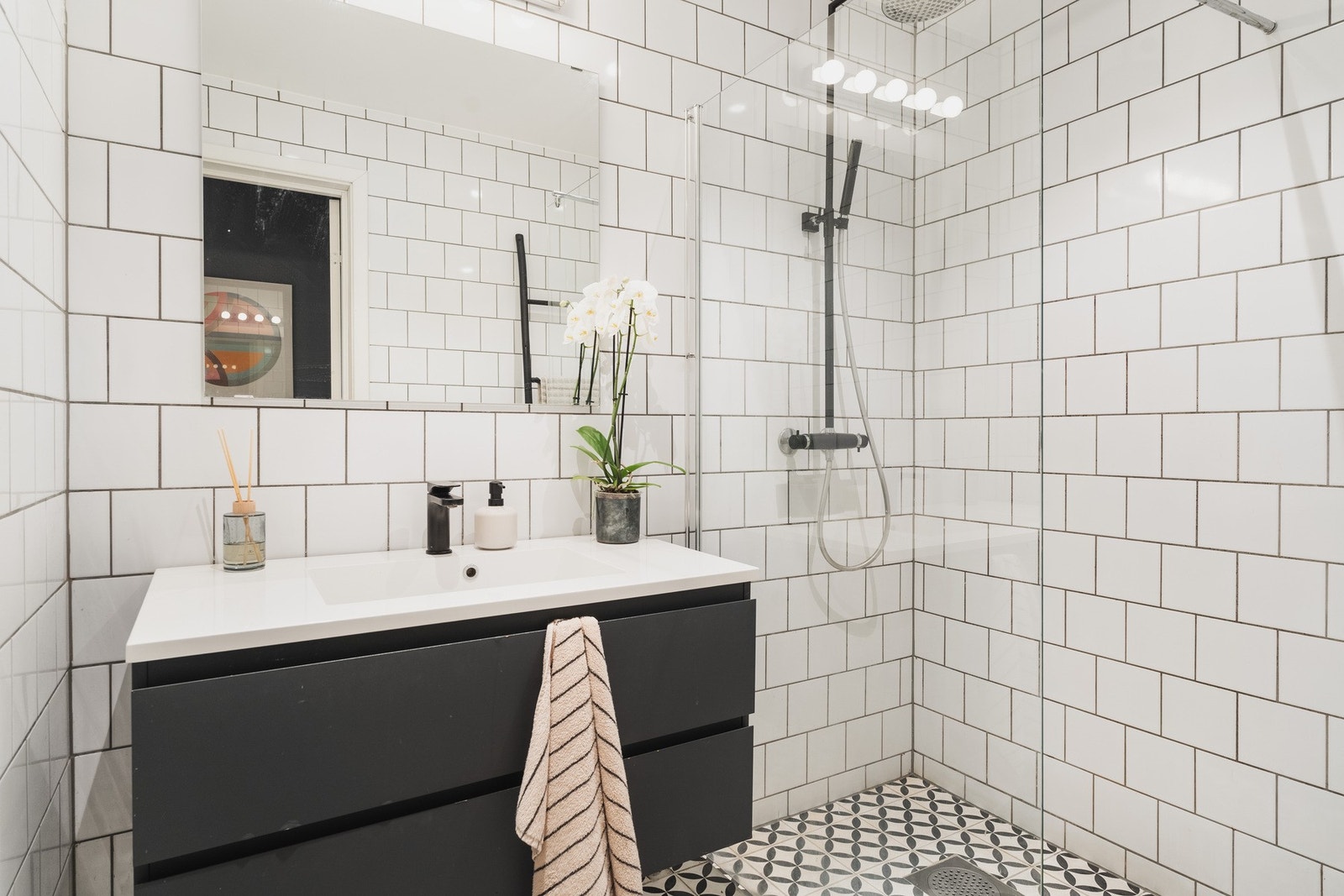 Baderom med flislagte overflater og behagelig gulvvarme. Galleribilde