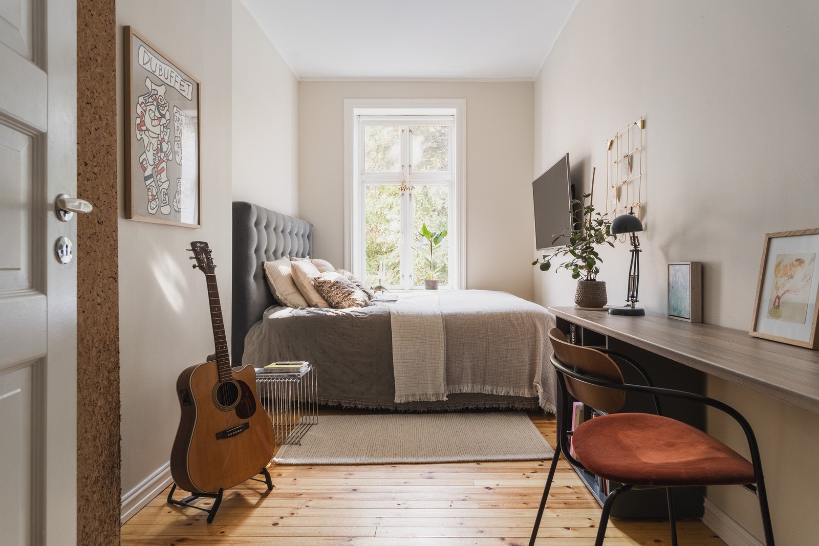 Soverom 3 er av den romslige sorten med god plass til dobbeltseng, nattbord og garderobeløsning. Galleribilde