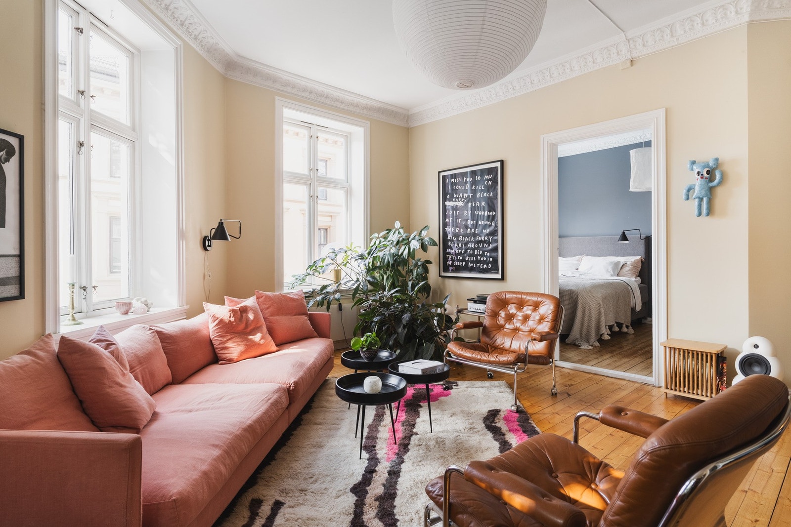 Innbydende oppholdsrom med generøse takhøyde på ca. 2,96m. og klassiske detaljer som stukkatur og rosett i himling. Galleribilde