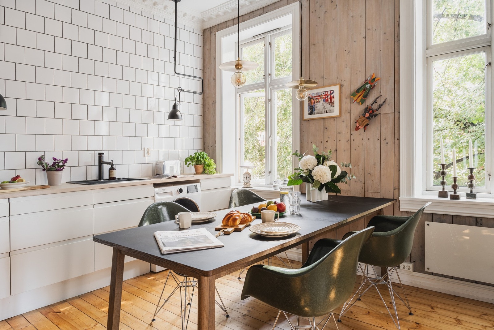 Kledelig HTH innredning med benkeplate av heltre. Galleribilde