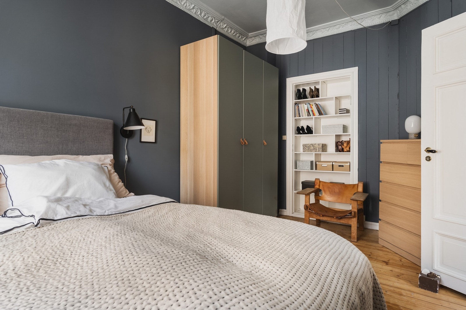 God plass til dobbeltseng, nattbord og ytterligere ønsket møblement på hovedsoverommet. Galleribilde