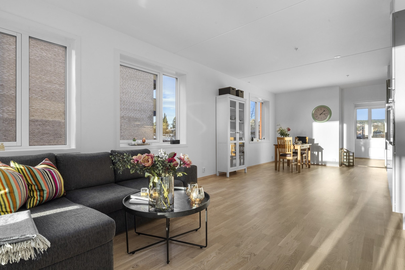 Stor stue med god plass til sofagruppe og spisestue Galleribilde