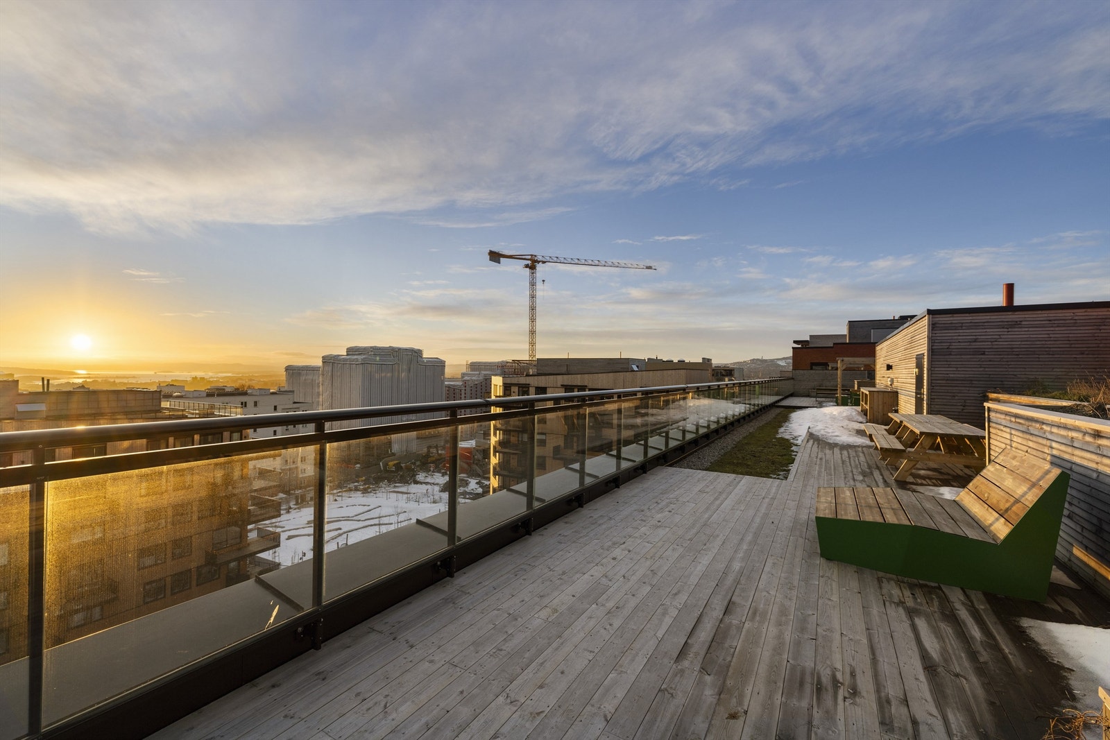 Stor og solrik felles takterrasse med sittebenker Galleribilde