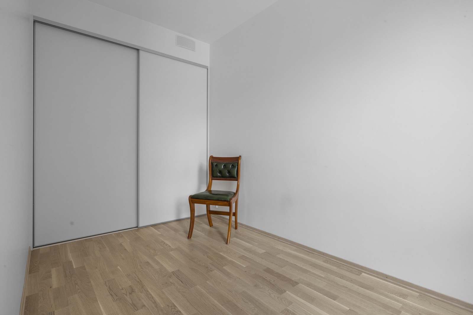 Soverom 3 / gjesterom - rikelig med oppbevaringsplass i stor skyvedørsgarderobe Galleribilde