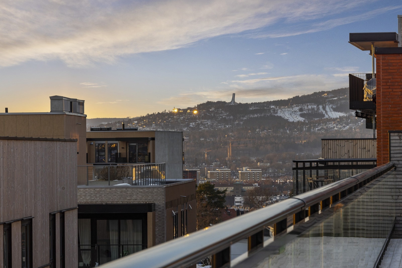 Utsikt mot Holmenkollen Galleribilde