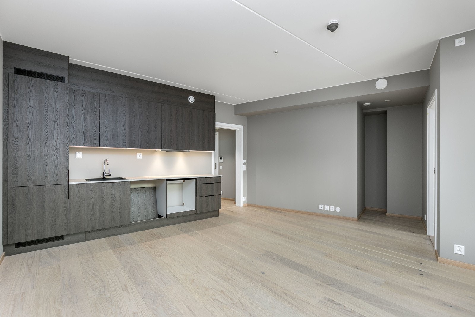 Åpen og innbydende 3-roms selveierleilighet med god internbeliggenhet i byggets 3. etasje, på bakkeplan. Takhøyde på 2,6 meter, med store vinduer som slipper lyset inn. Bilde fra leilighet 303 Galleribilde