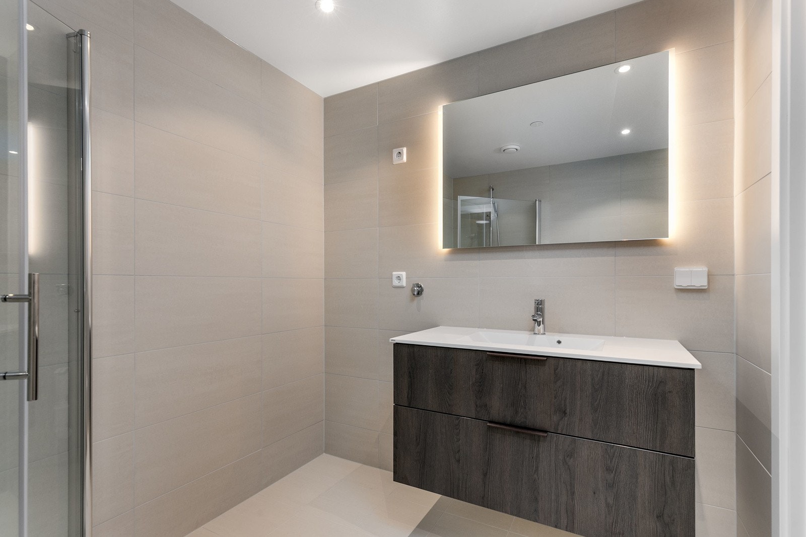 Det leveres lekker baderomsinnredning fra HTH av type Mood. Bilde fra leilighet 303 Galleribilde