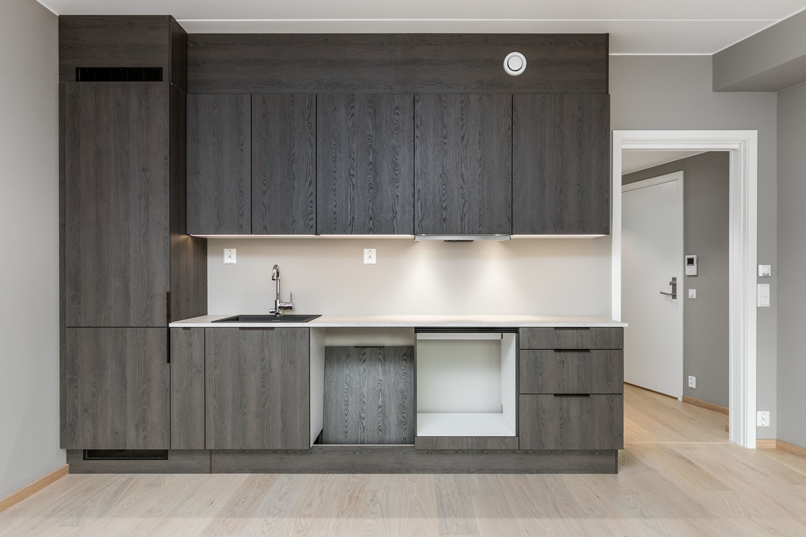 Lekkert kjøkken med avsatt plass til integrerte hvitevarer, fra HTH av type Mood. Bilde fra leilighet 303 Galleribilde