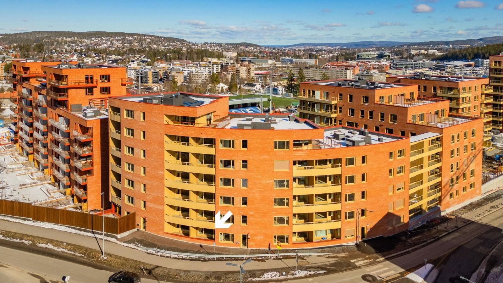 Hus 2 består av 45 flotte leiligheter, fordelt på etasjene 3-9. Leiligheten ligger fint til i byggets 3. etasje som utgjør bakkeplan for prosjektet. Utgang til balkong. Galleribilde