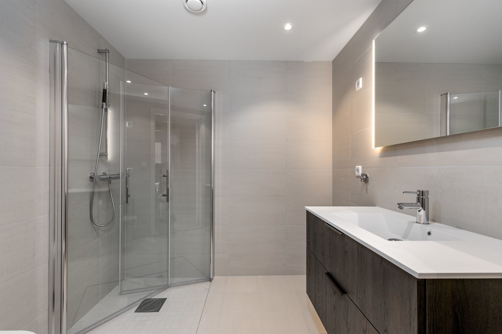 Delikat bad med flotte fliser på både vegger og gulv, downlights og gulvvarme. Bilde fra leilighet 303 Galleribilde