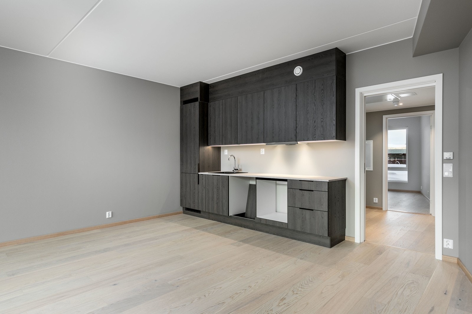 Påkostet oppgradert kjøkkeninnredning samt innvendige fargevalg. Bilde fra leilighet 303 Galleribilde