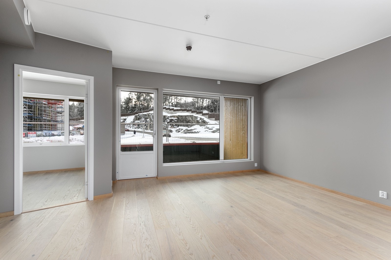 Leiligheten har en lys og innbydende stue. Lys 1-stavs eikeparkett på gulv som er gjennomgående for alle oppholdsrom. Bilde fra leilighet 303 Galleribilde