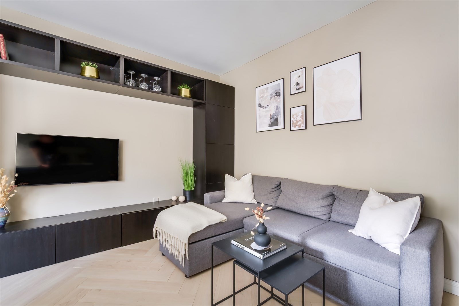 I stuen er det plass til å møblere med sofakrok og barstoler på kjøkkenet. Galleribilde