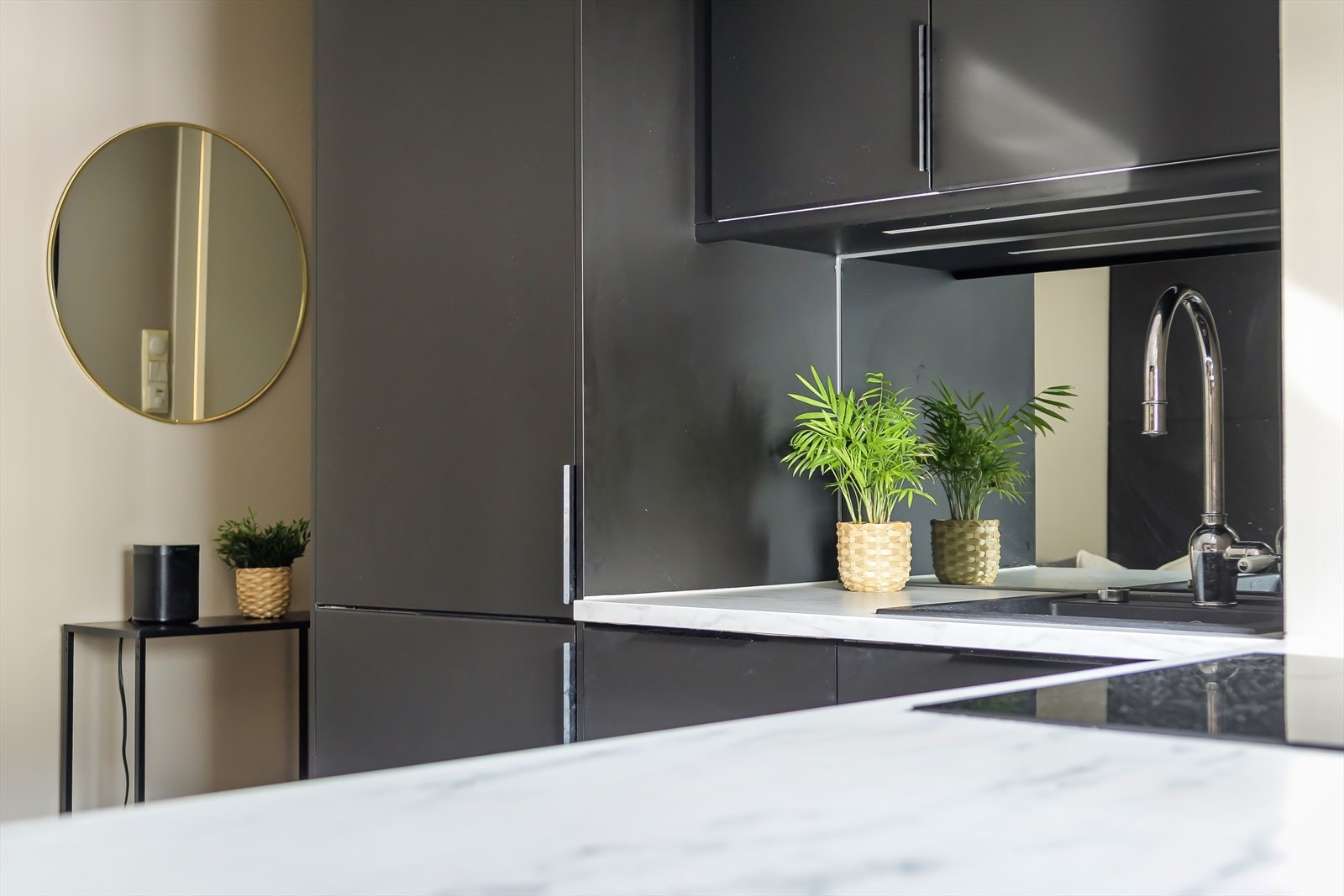 Integrerte hvitevarer som kjøleskap med frys, komfyr med koketopp og 45cm oppvaskmaskin. Alle hvitevarer medfølger salget. Galleribilde