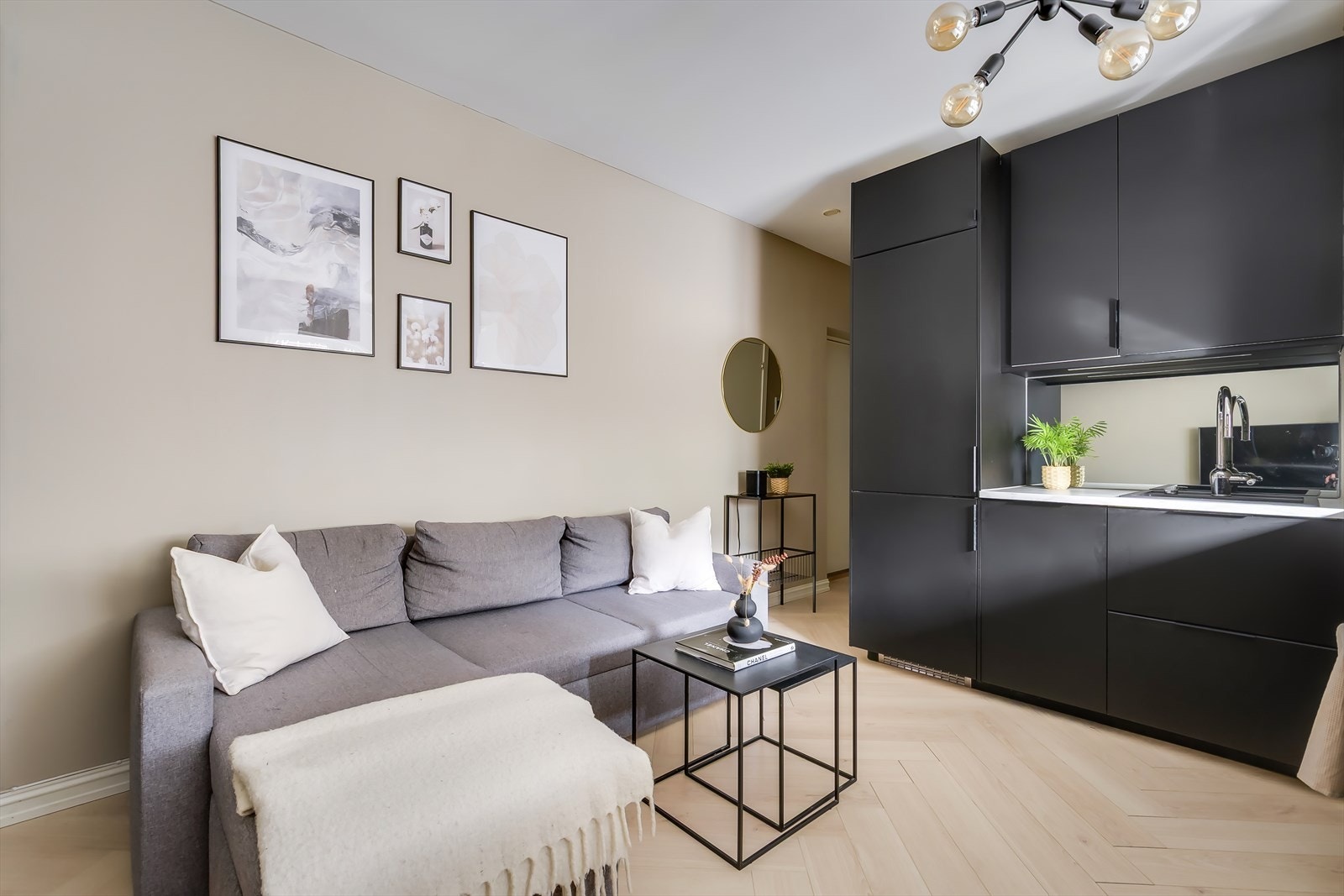 Stuen er pusset opp og malt i senere tid, og fremstår som lys og delikat. Galleribilde