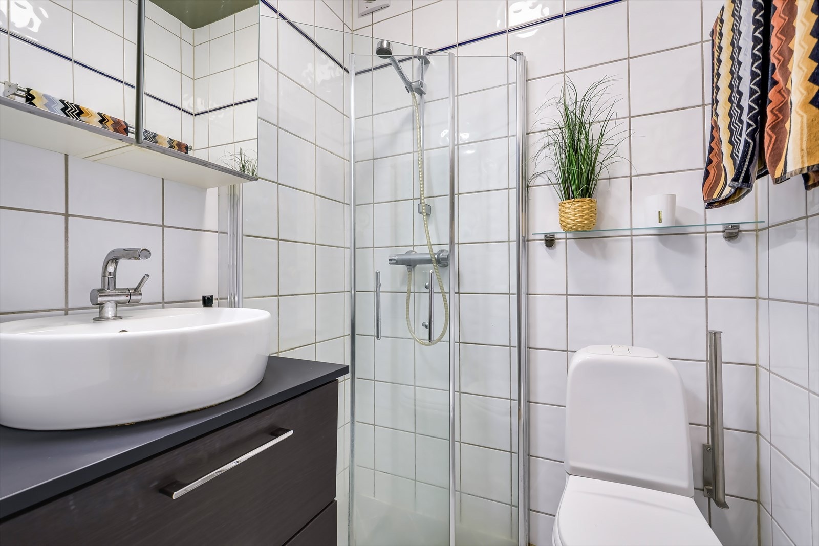 Pent baderom renovert av fagfolk i 2003. Badet har tidløse fliser på overflater og varmekabler i gulvet. Galleribilde