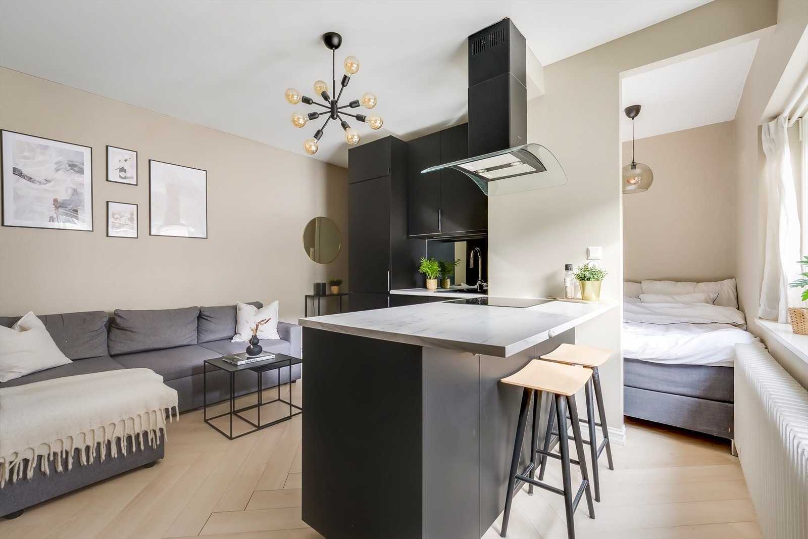 Lys og pen stue med åpen løsning mot kjøkkenet, samt inngang til smart sovealkove. Den skjermede alkoven gjør at leiligheten oppleves som en 2-roms. Galleribilde