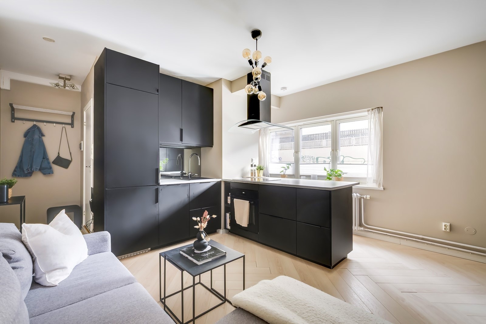 De store vinduene åpner opp og slipper lyset fint inn i rommet. Galleribilde