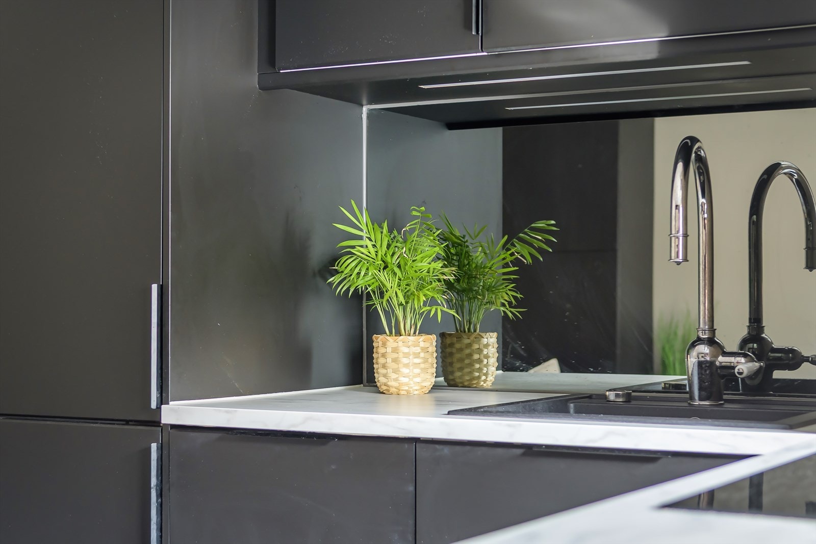 Kjøkkenet utnytter plassen svært godt og har bra med lagringsplass i skap og skuffer. Galleribilde