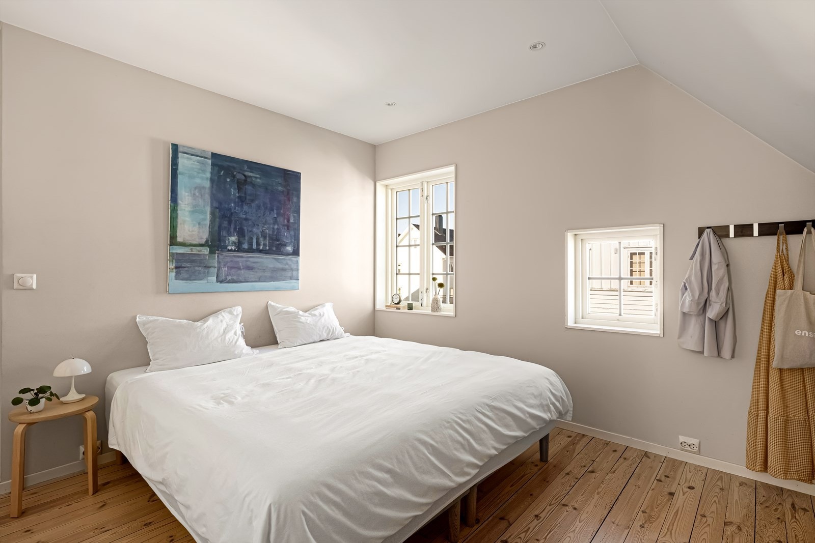 Hovedsoverommet er romslig og byr på god plass til både seng og nattbord. Galleribilde