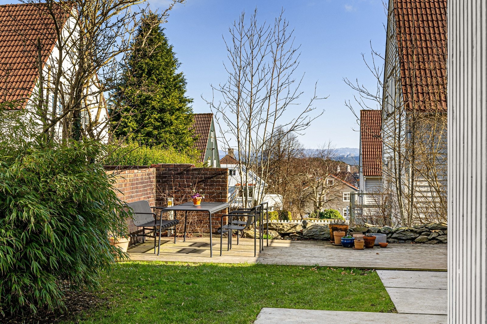 Den romslige hagen med gressplen og beplantning gir god plass til både lek og avslapning, og er perfekt for både store og små! Galleribilde