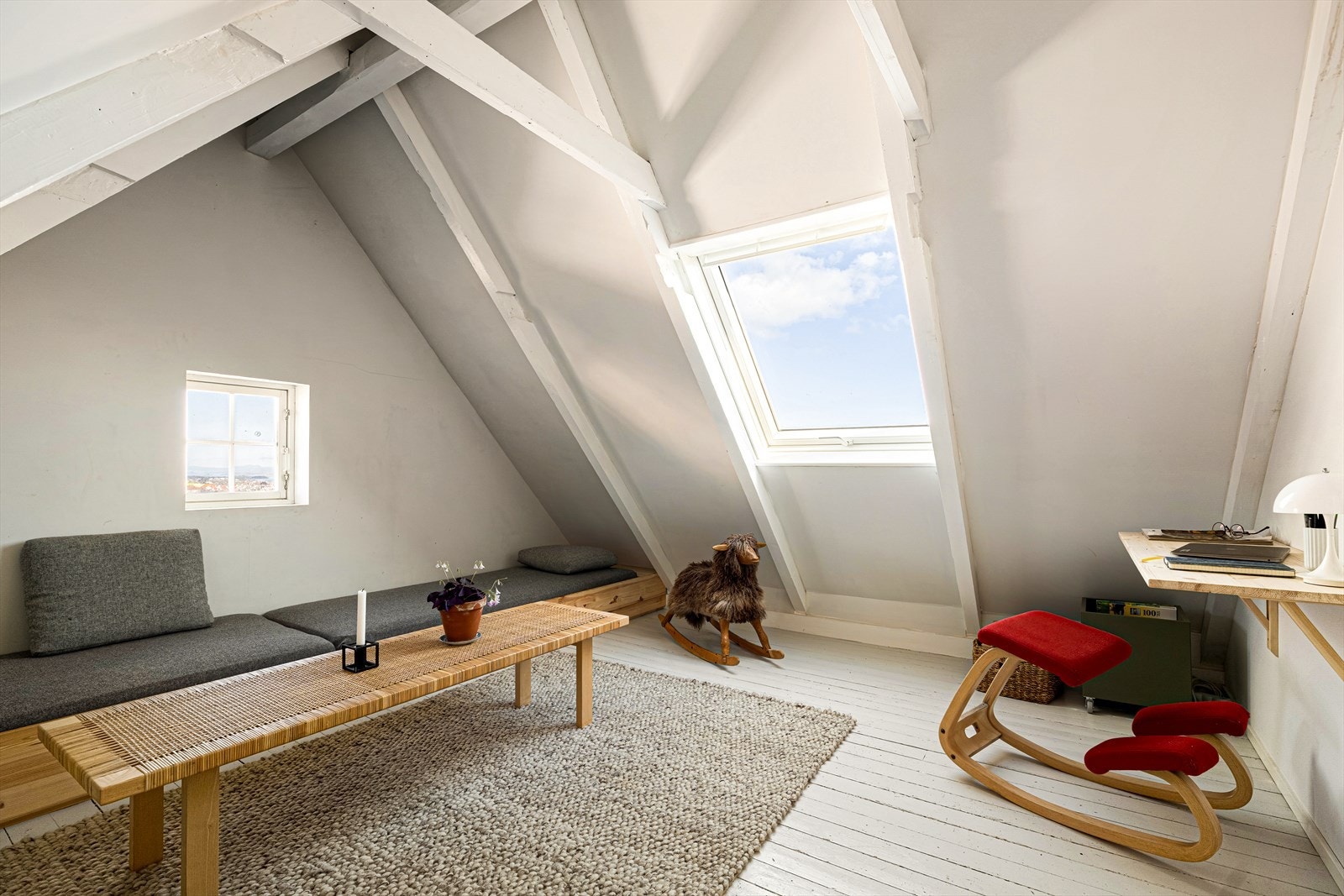 Loftstuen er det perfekte rommet for de minste, for hjemmekontoret, eller når man bare trenger et stille sted for avkobling og ro. Galleribilde